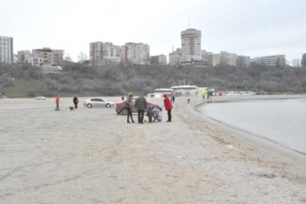 Constănţenii au ieşit la plimbare pe plajă, cu maşina până-n buza mării